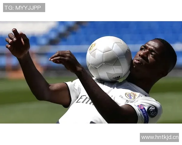 维尼修斯与女友携手米利唐夫妇共度摩纳哥假期心情愉悦庆祝国家德比胜利