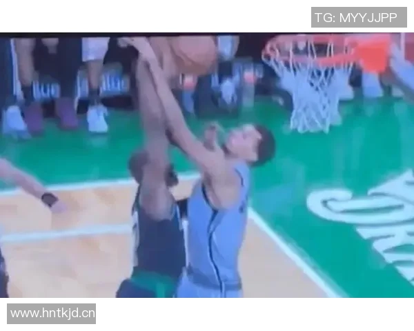 布朗罚球失误引发争议解说调侃其在猛龙时期的丰厚收入影响表现